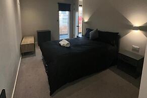 Apartment - Sleeps 4, Pets Allowed & Free Parking