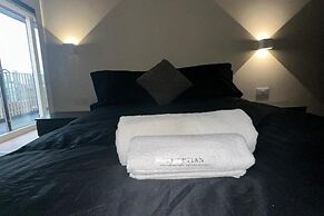 Apartment - Sleeps 4, Pets Allowed & Free Parking
