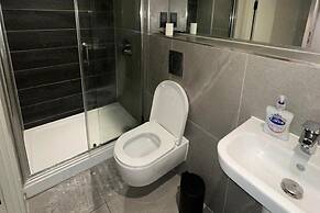 Apartment - Sleeps 4, Pets Allowed & Free Parking