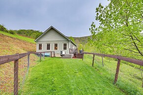 Pet-friendly Boone Cabin w/ Mtn Views & Hot Tub!