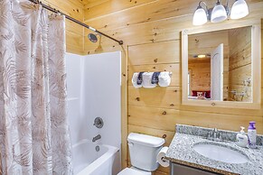 Pet-friendly Boone Cabin w/ Mtn Views & Hot Tub!