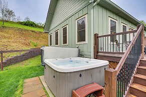 Pet-friendly Boone Cabin w/ Mtn Views & Hot Tub!