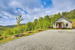 Pet-friendly Boone Cabin w/ Mtn Views & Hot Tub!