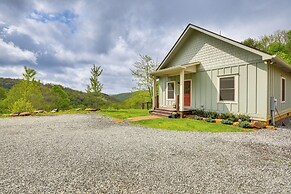 Pet-friendly Boone Cabin w/ Mtn Views & Hot Tub!
