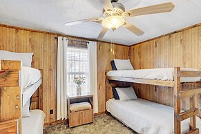 Heber Springs Cabin w/ Deck: 3 Mi to Sugarloaf Mtn