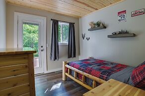 Northern Michigan Hideaway w/ Hot Tub & Fire Pit!