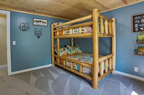 Northern Michigan Hideaway w/ Hot Tub & Fire Pit!