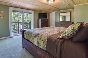 Northern Michigan Hideaway w/ Hot Tub & Fire Pit!