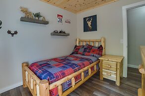 Northern Michigan Hideaway w/ Hot Tub & Fire Pit!