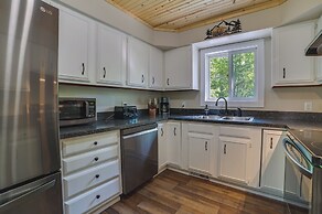 Northern Michigan Hideaway w/ Hot Tub & Fire Pit!