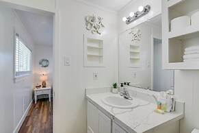 Pet-friendly Galveston Home: Walk to Beaches!