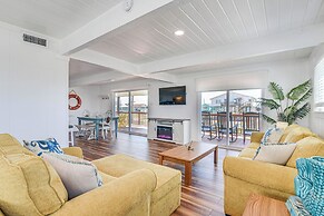 Pet-friendly Galveston Home: Walk to Beaches!