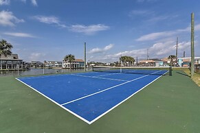 Pet-friendly Galveston Home: Walk to Beaches!