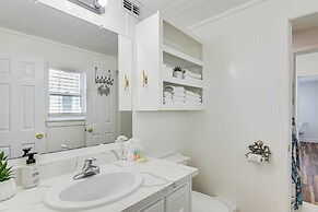 Pet-friendly Galveston Home: Walk to Beaches!