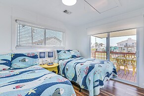 Pet-friendly Galveston Home: Walk to Beaches!