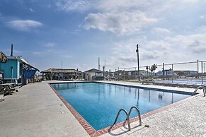 Pet-friendly Galveston Home: Walk to Beaches!