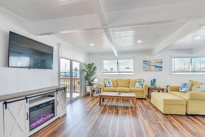 Pet-friendly Galveston Home: Walk to Beaches!