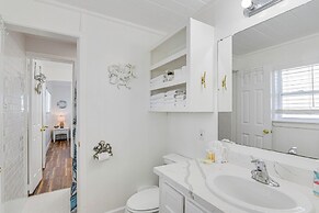 Pet-friendly Galveston Home: Walk to Beaches!