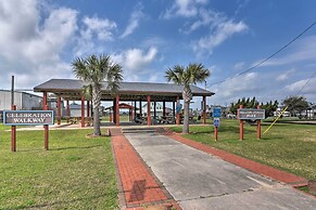Pet-friendly Galveston Home: Walk to Beaches!