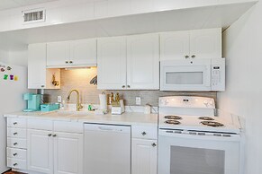 Pet-friendly Galveston Home: Walk to Beaches!