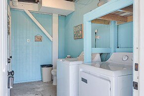 Pet-friendly Galveston Home: Walk to Beaches!