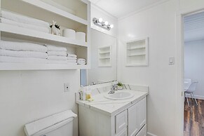 Pet-friendly Galveston Home: Walk to Beaches!