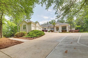 Home Theater & Game Room: Chic Abode in Ellenwood!
