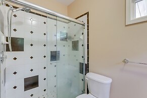 Home Theater & Game Room: Chic Abode in Ellenwood!