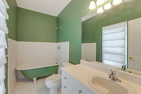 Home Theater & Game Room: Chic Abode in Ellenwood!