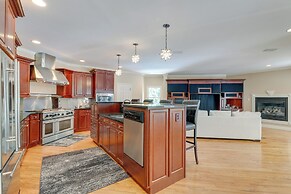 Home Theater & Game Room: Chic Abode in Ellenwood!