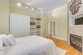 Home Theater & Game Room: Chic Abode in Ellenwood!