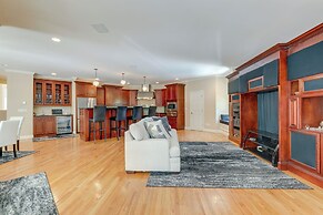 Home Theater & Game Room: Chic Abode in Ellenwood!
