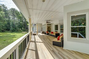 Home Theater & Game Room: Chic Abode in Ellenwood!