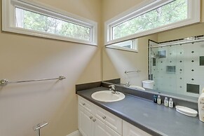 Home Theater & Game Room: Chic Abode in Ellenwood!