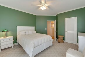 Home Theater & Game Room: Chic Abode in Ellenwood!