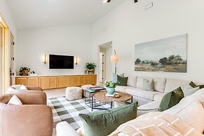 Riverfront Huntsville Cabin w/ Views & Kayaks!
