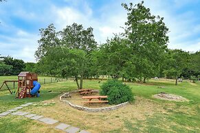 Near Cedar Hill State Park: Apt w/ Pool Access!