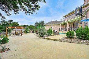 Near Cedar Hill State Park: Apt w/ Pool Access!