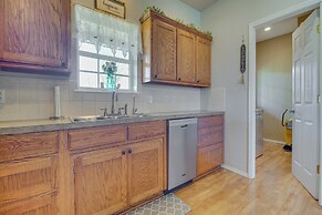 Peaceful Cameron Getaway ~ 5 Mi to Poteau!