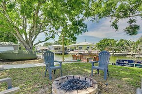 Waterfront Okeechobee Getaway w/ Backyard Dock!