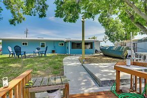 Waterfront Okeechobee Getaway w/ Backyard Dock!