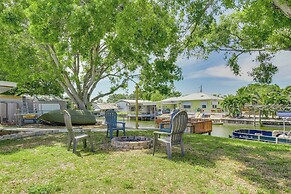 Waterfront Okeechobee Getaway w/ Backyard Dock!
