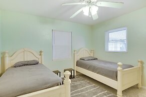 Waterfront Okeechobee Getaway w/ Backyard Dock!