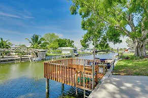 Waterfront Okeechobee Getaway w/ Backyard Dock!