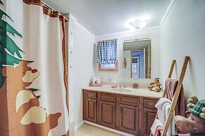 Cozy Waynesville Home w/ Porch by Blue Ridge Pkwy