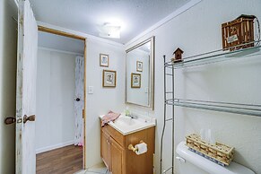 Cozy Waynesville Home w/ Porch by Blue Ridge Pkwy