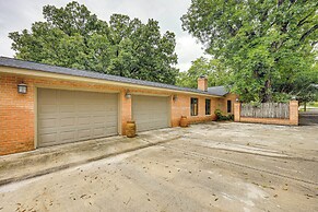 Del Rio Home w/ Large Yard, BBQ + Fireplace!