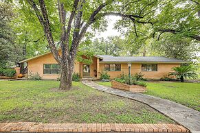 Del Rio Home w/ Large Yard, BBQ + Fireplace!
