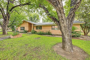Del Rio Home w/ Large Yard, BBQ + Fireplace!