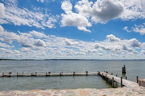 Cozy Clear Lake Home - Walk to Town & Boat Dock!